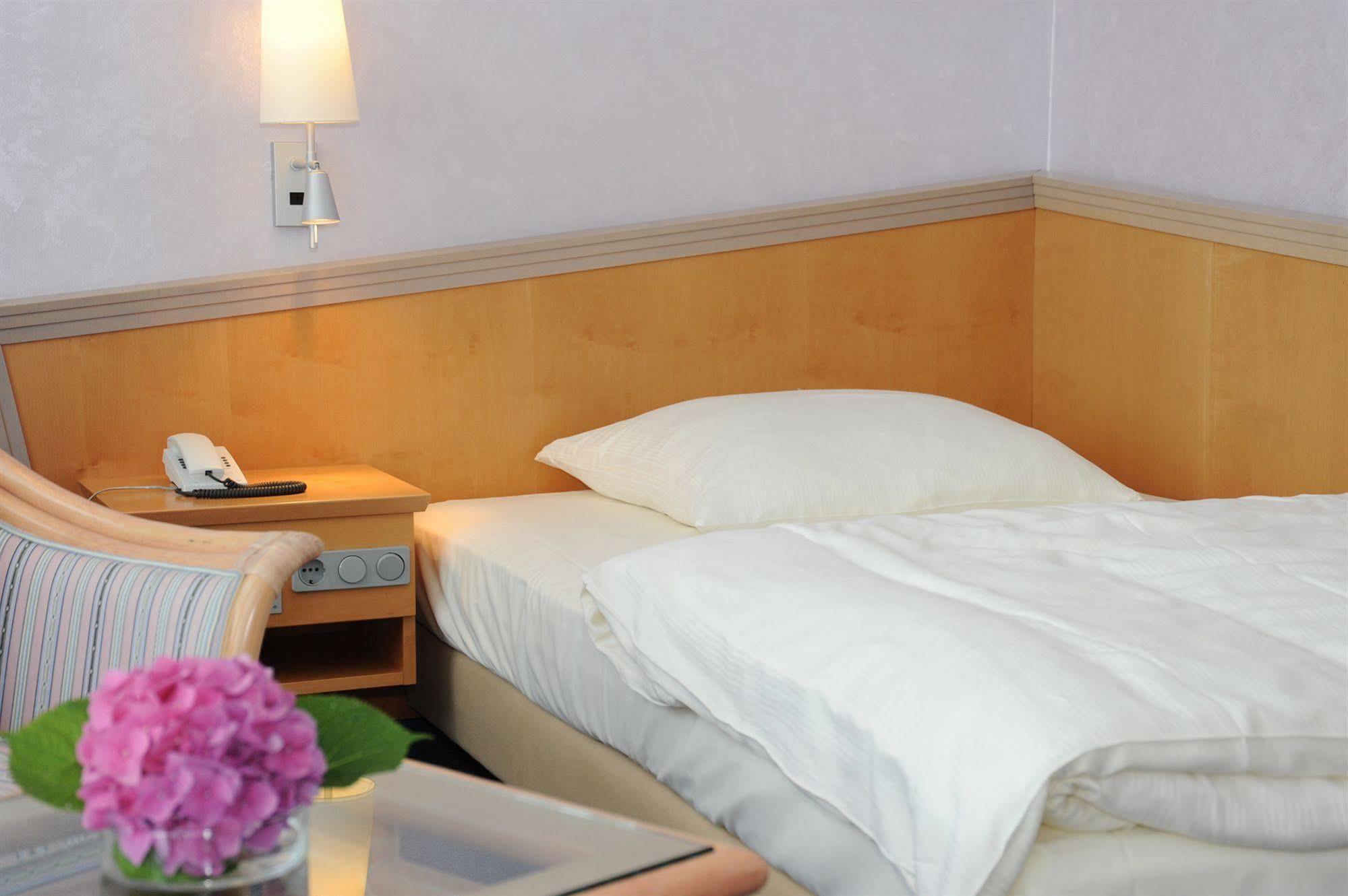 Kronenhotel Stuttgart Kamer foto